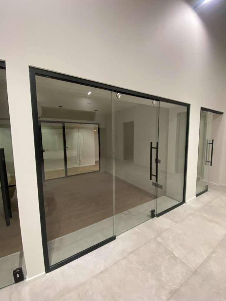 Стеклянные перегородки и двери в офисе